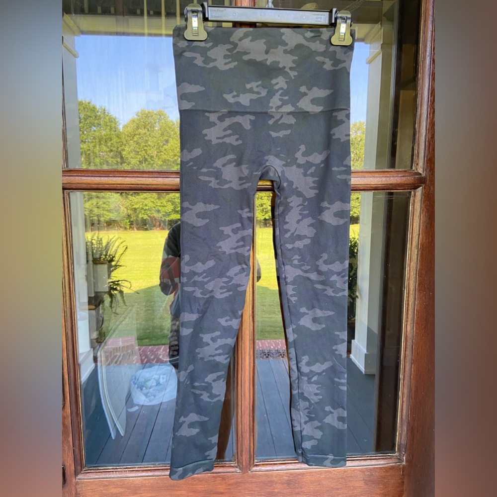 Spanx leggings black & gray camo (M)